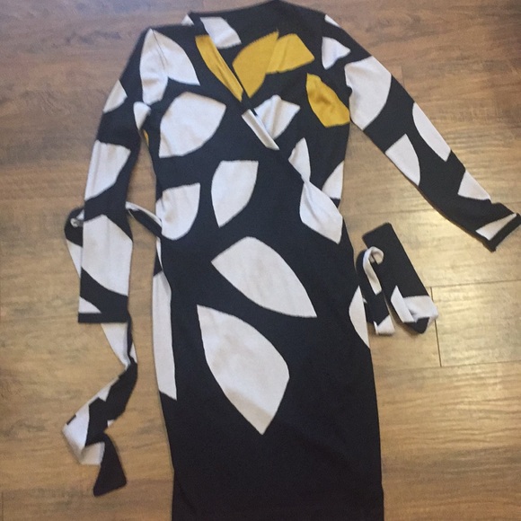 Diane Von Furstenberg Dresses & Skirts - Gorgeous wrap dress